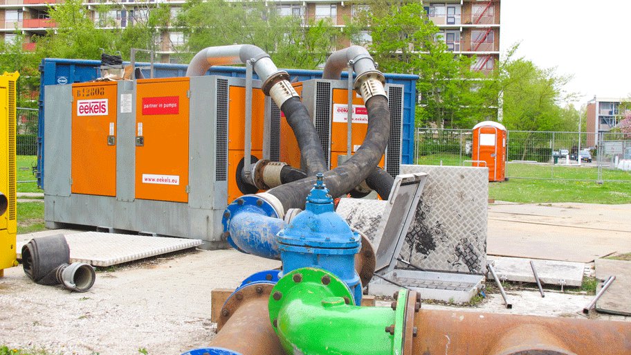 Twee droogzelfaanzuigende dieselpompen staan opgesteld voor een rioolbypass