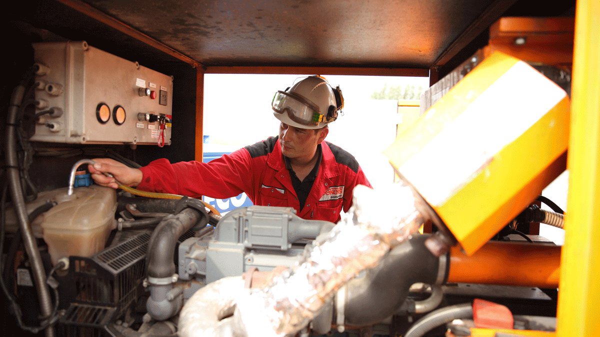 Een monteur voert werkzaamheden uit in een open pompinstallatie