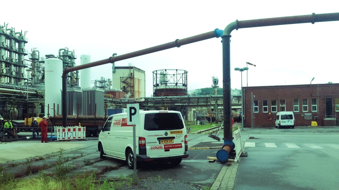 Een bus en monteurs van Eekels Pompen staan op locatie bij een tijdelijke pompinstallatie van een industrieel bedrijf