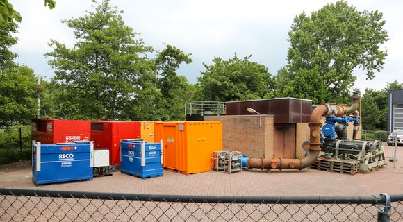 Eekels Pompen stellt in Vlissingen 4 temporäre Pumpanlagen mit 1,4 km Verrohrung für Abwasserkanalbypass auf.