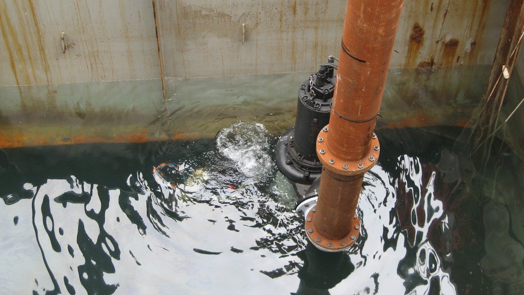De hidrostal E5K-S rioolklokpomp in pompt vuilwater omhoog