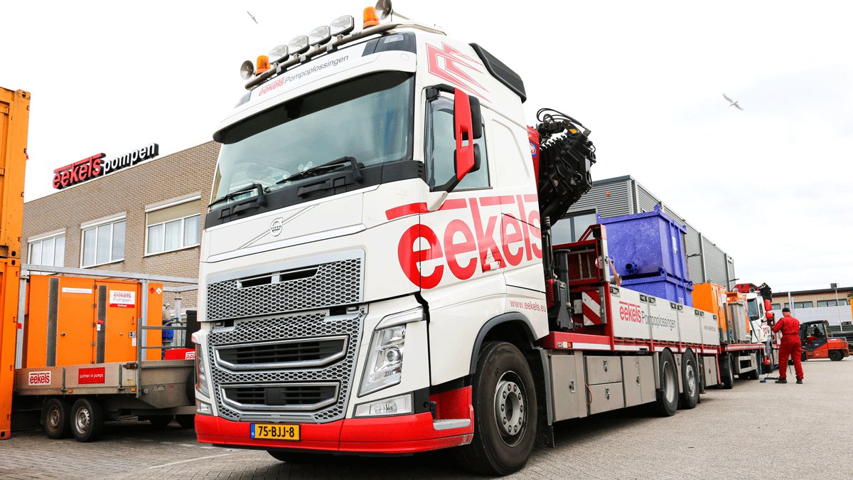 Een vrachtwagen van Eekels' transportdienst met brandstoftanks en vuilwaterpompen