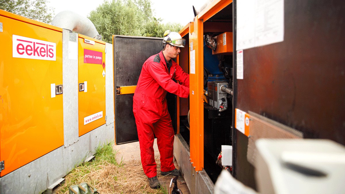 Een pompmonteur van Eekels Pompen controleert een dieselmotorpomp