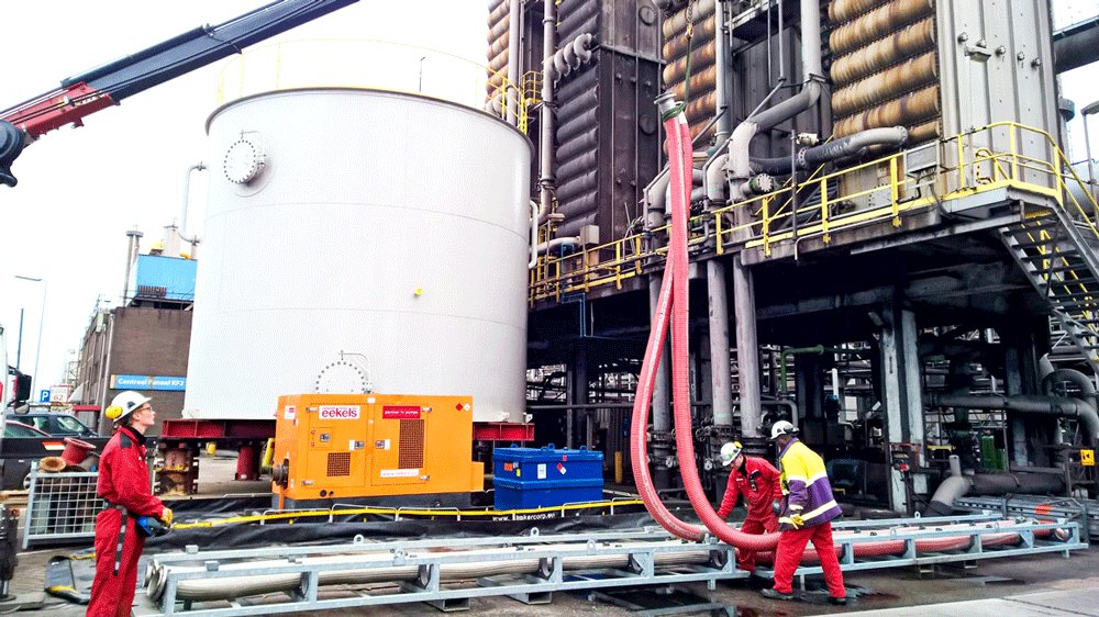 Monteurs voeren werkzaamheden uit aan leidingwerk in een industriële omgeving.