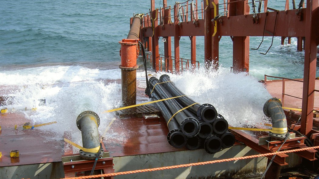 Een levering HDPE pompslangen ligt klaar voor gebruik bij een offshoreproject.