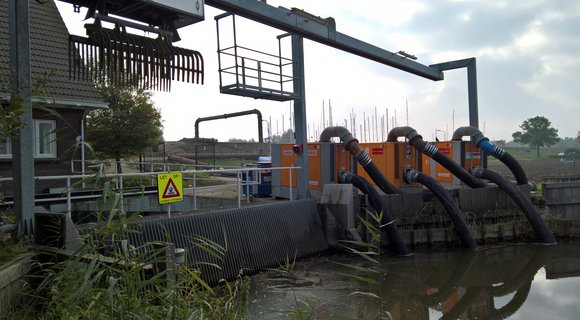 Temporary pump system to keep a polder dry