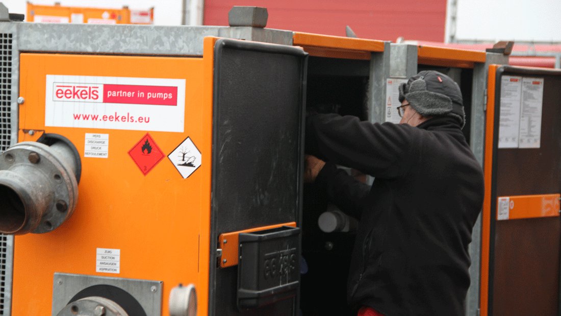 Een monteur voert werkzaamheden uit aan een bentonietpomp op locatie.