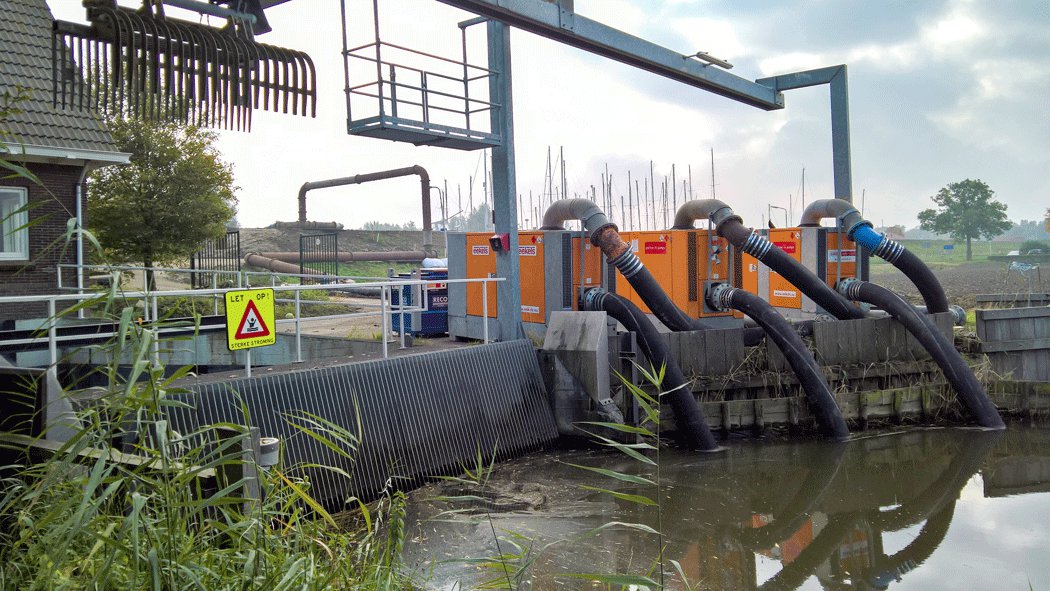 Tijdelijke pompinstallatie met drie rioolpompen nemen de pompcapaciteit van een poldergemaal over