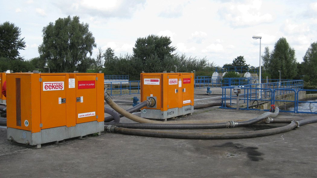 Twee oranje pompen bij een rioolwaterzuivering